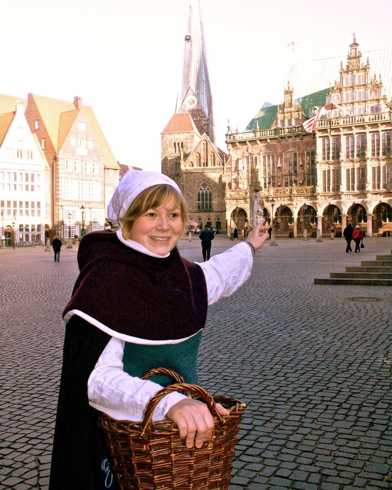 Kostümierte Stadtführerin zeigt das mittelalterliche Bremen