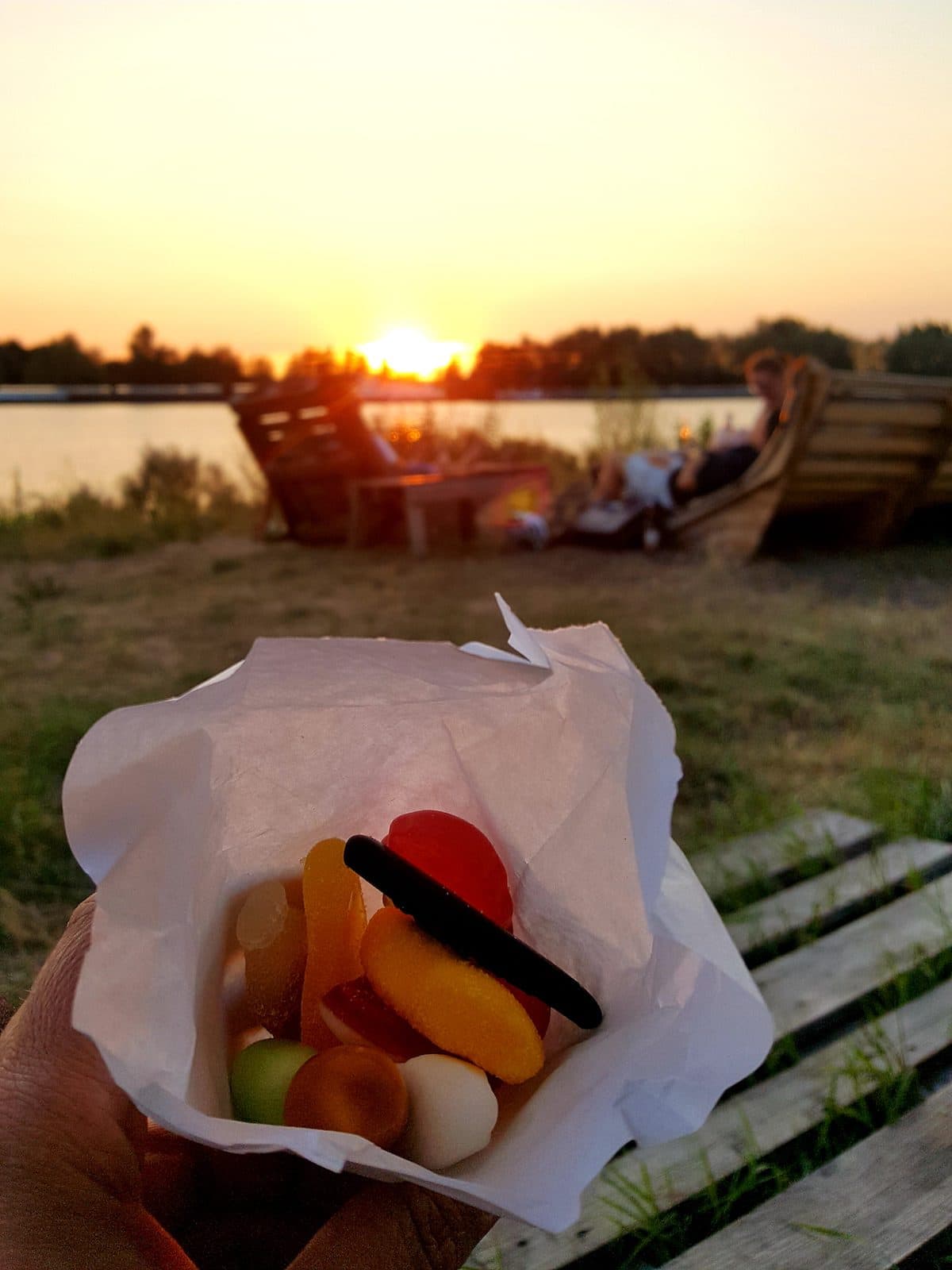 Bonbontüte vor Strand bei der Kompletten Palette Bremen