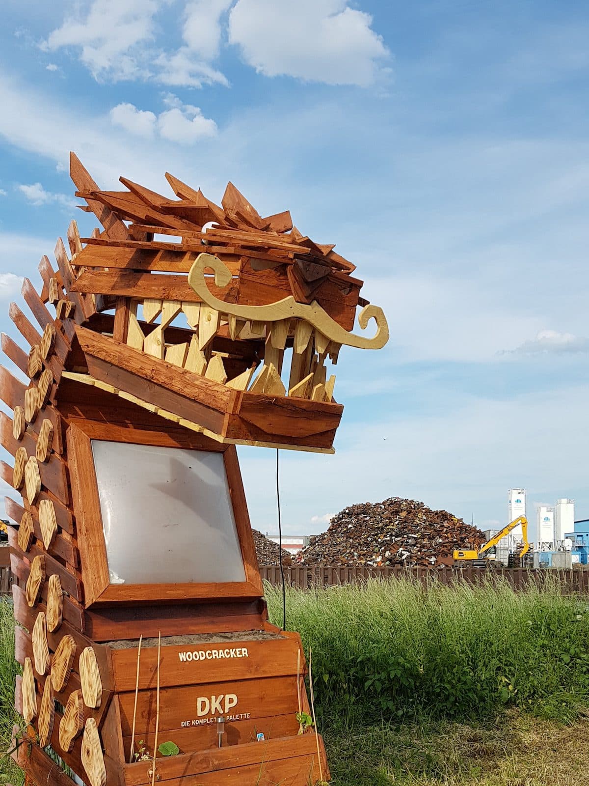 Drache aus Holz am Eingang zur Kompletten Palette in Bremen