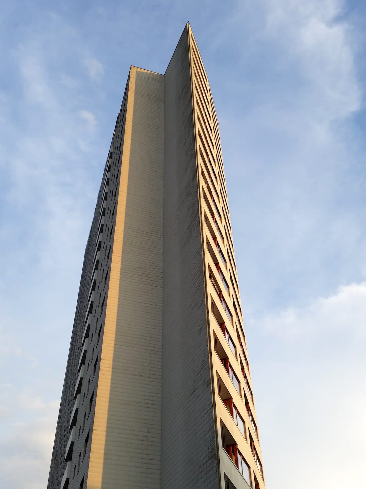 Das Aalto-Hochhaus hat große Fenster mach Westen und ist fast geschlossen nach Osten