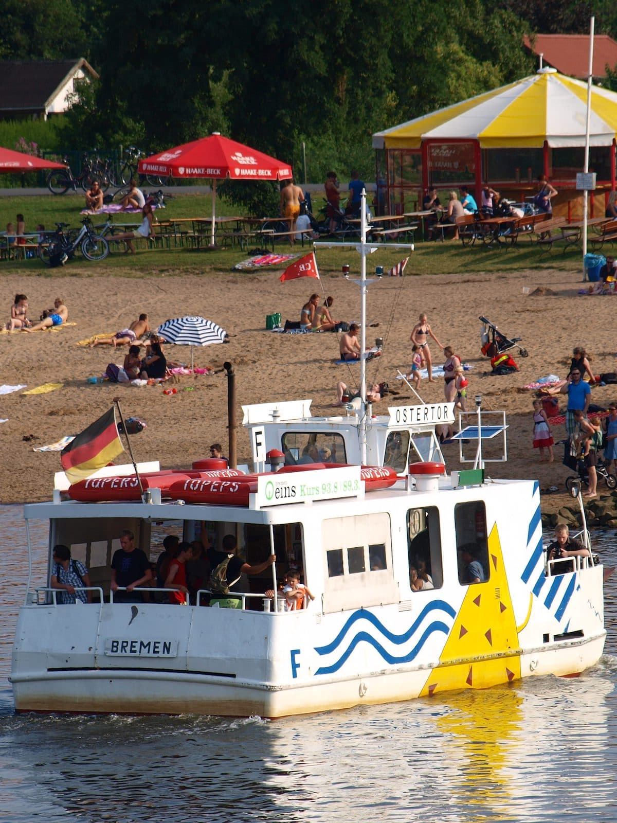 Die Sielwallfähre vor dem Strand vom Café Sand in Bremen