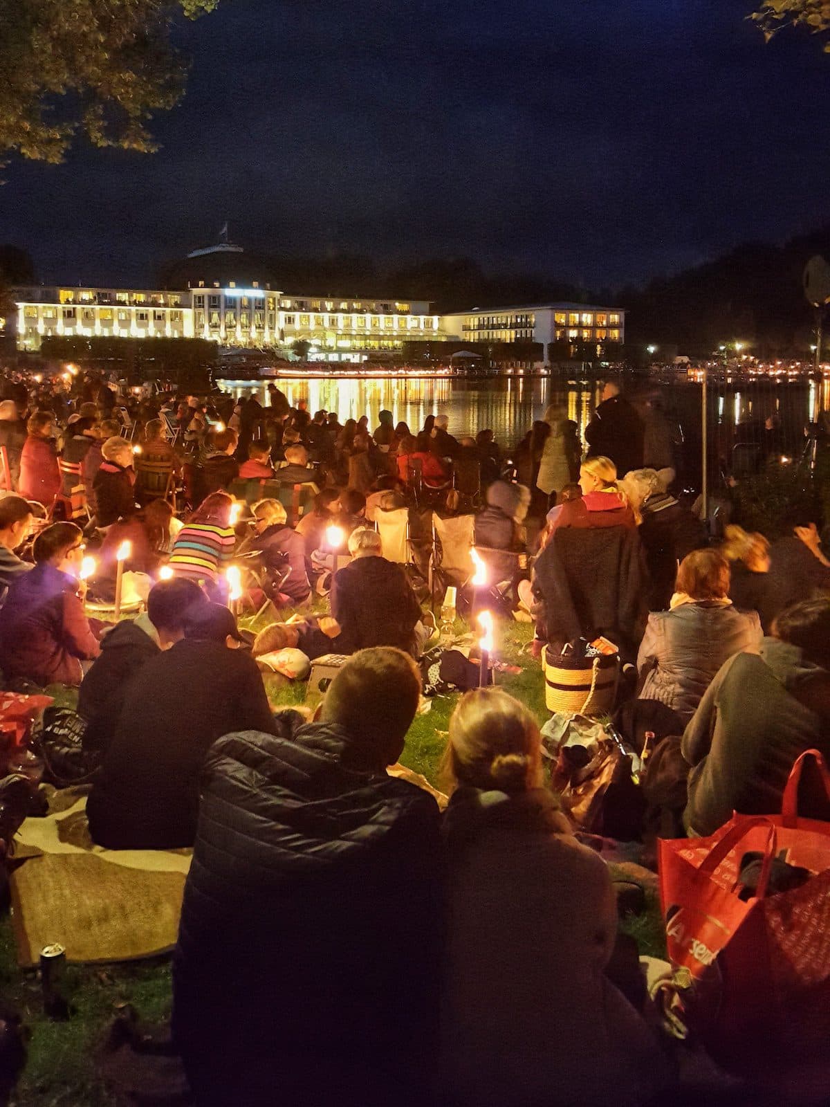 Musik und Licht am Hollersee: Picknick mit Blick aufs Park Hotel