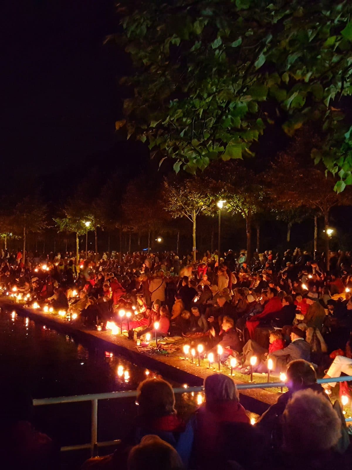 Fackelschein bei Musik und Licht am Hollersee