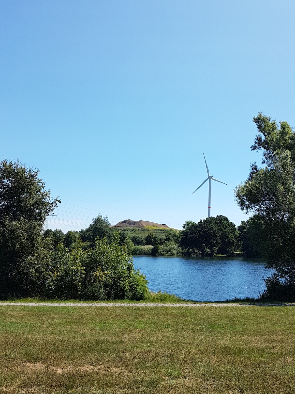 Der Waller FEldmarksee in Bremen mit Mülldeponie im Hintergrund